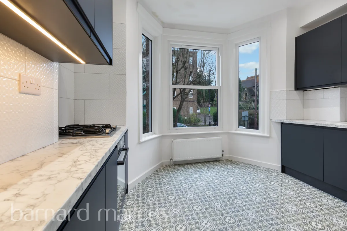 Flat Heathfield Road in Greater London