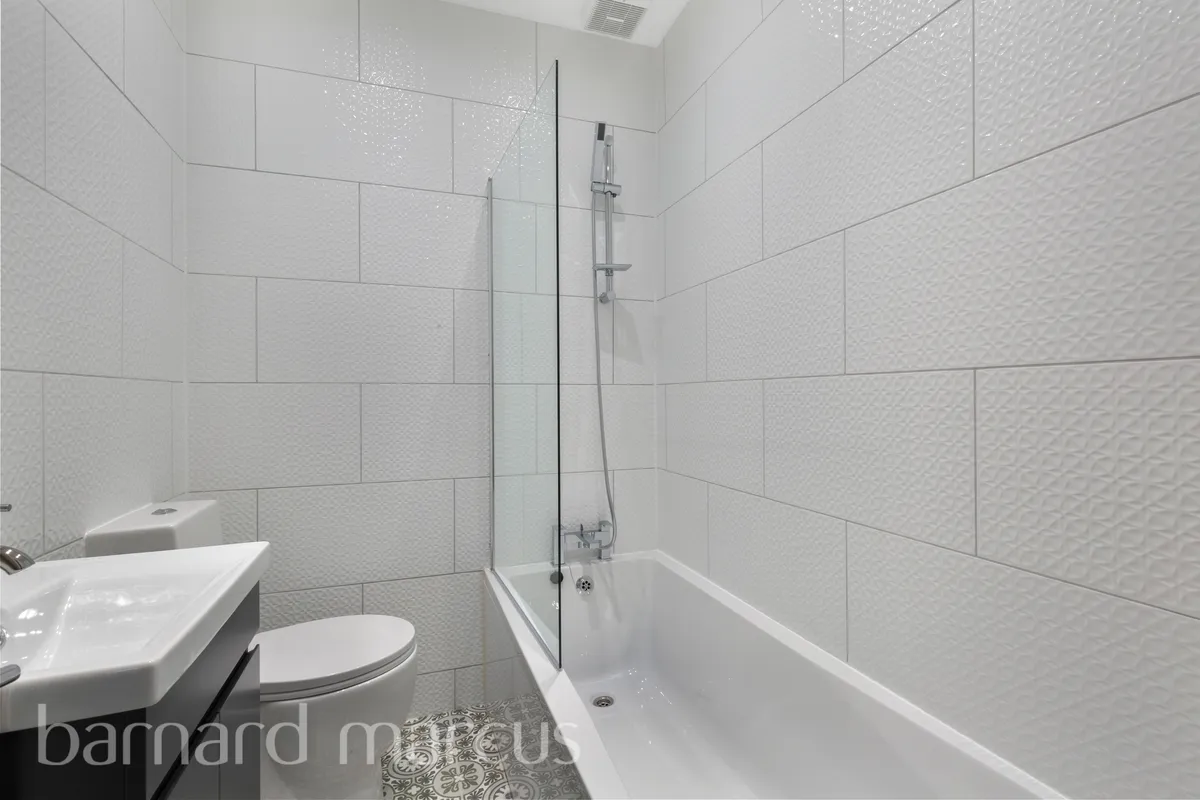 Flat Heathfield Road in Greater London