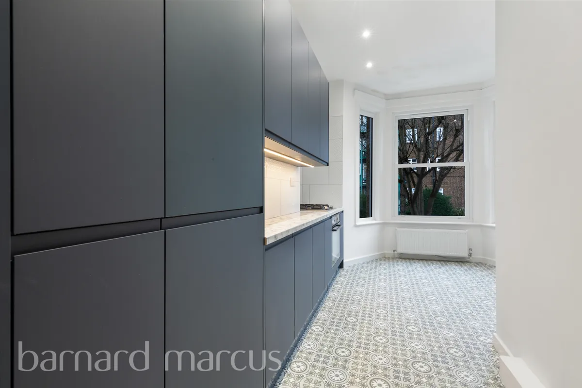 Flat Heathfield Road in Greater London