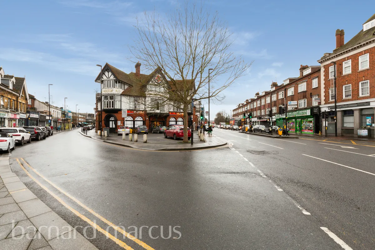 Flat Heathfield Road in Greater London