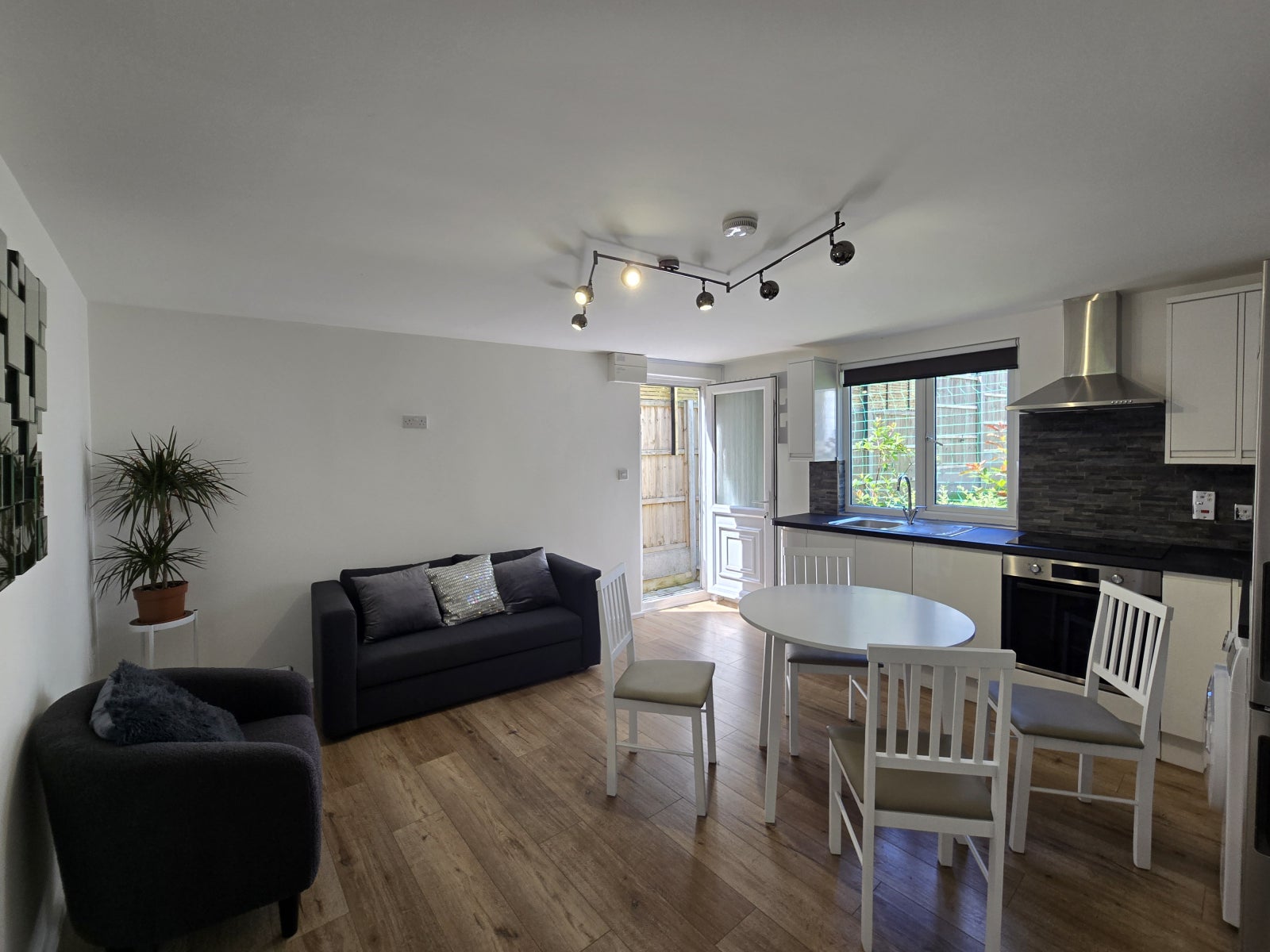 Flat Southbourne Crescent in London