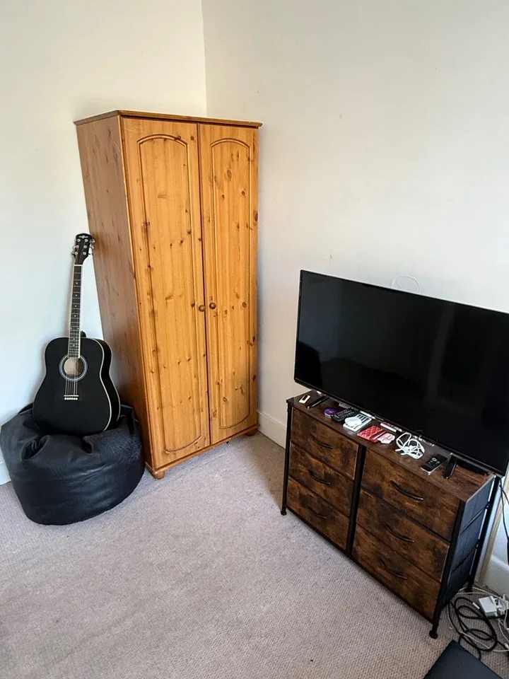Room Tottenham Lane in Greater London