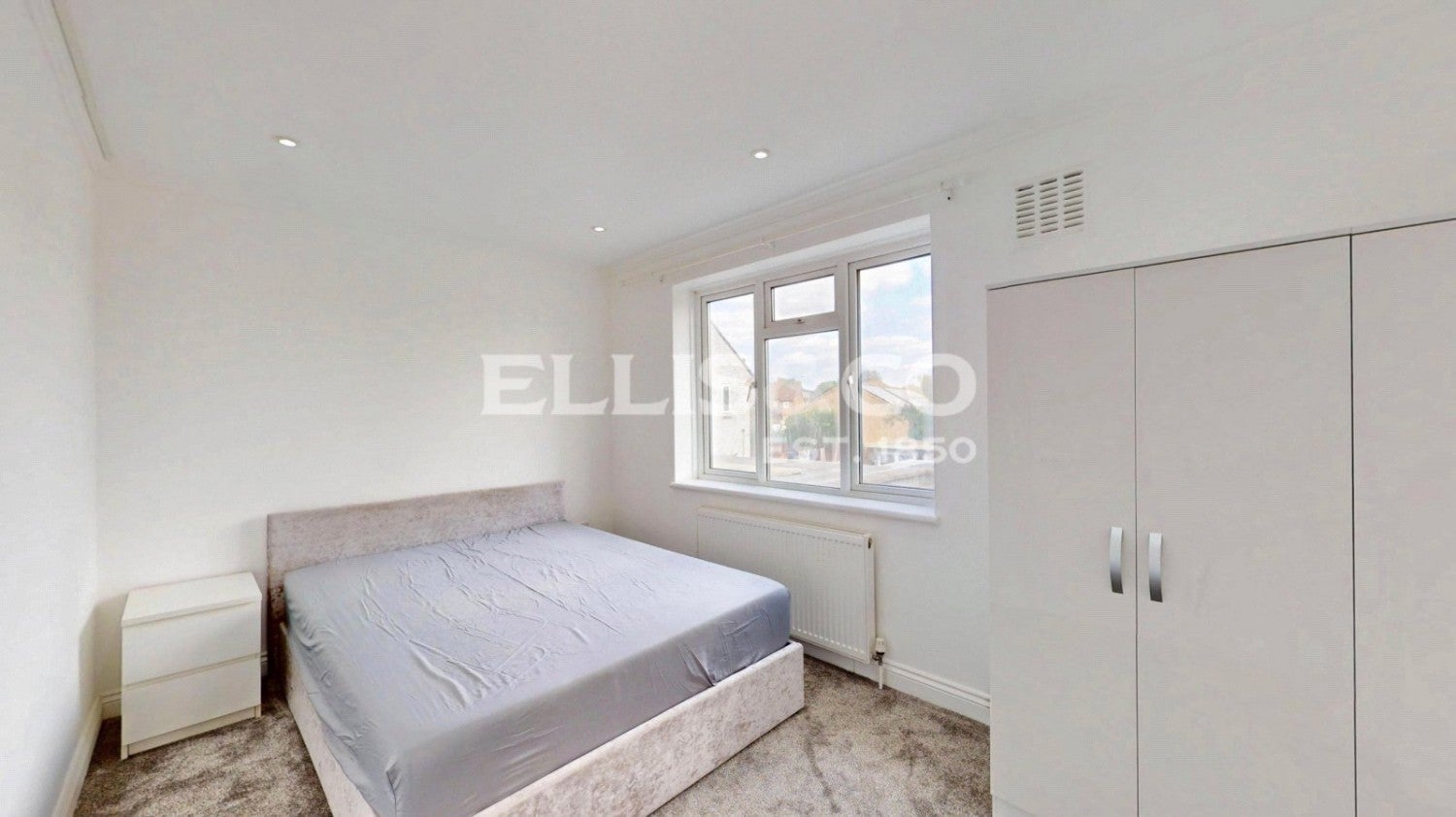 Flat Thorn Close in Greater London