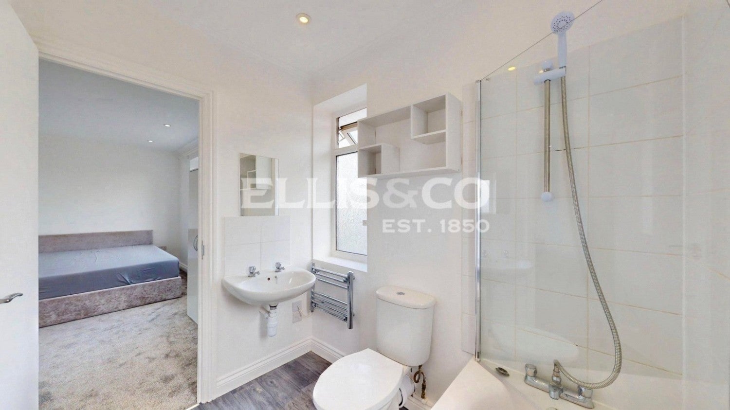 Flat Thorn Close in Greater London