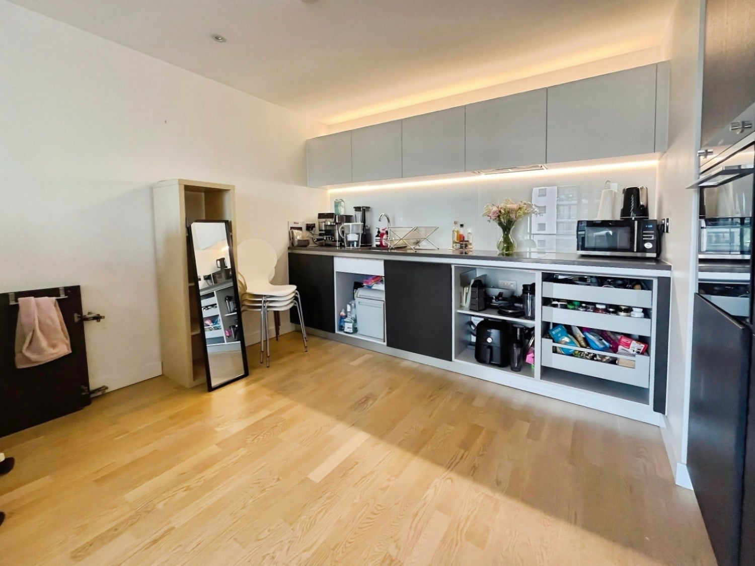 Flat Pump House Crescent in Greater London