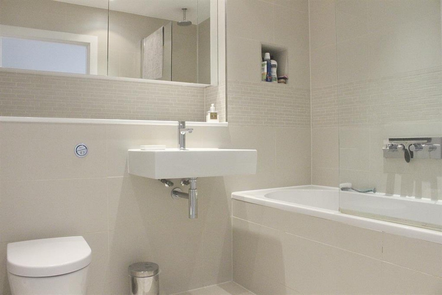 Flat Pump House Crescent in Greater London