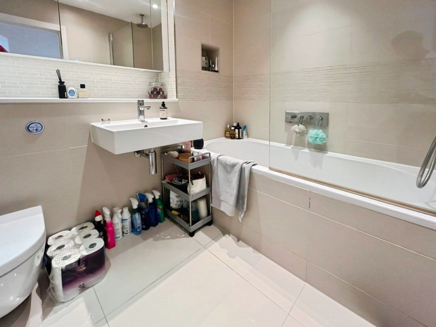 Flat Pump House Crescent in Greater London