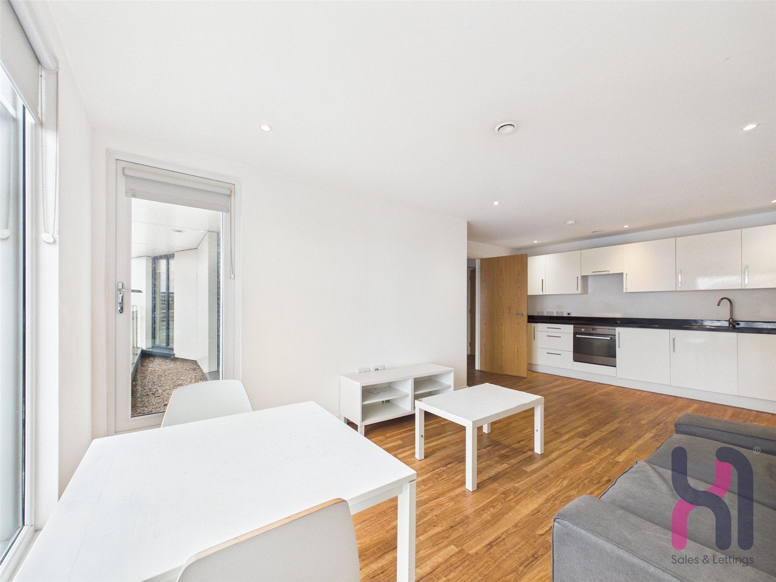 Flat Elmira Way in Salford