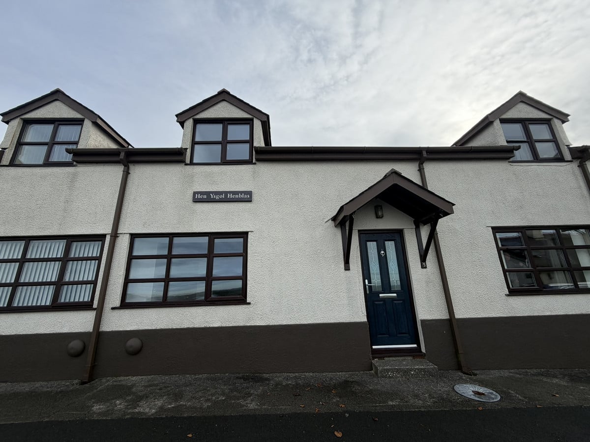 House B4422 in Llangristiolus