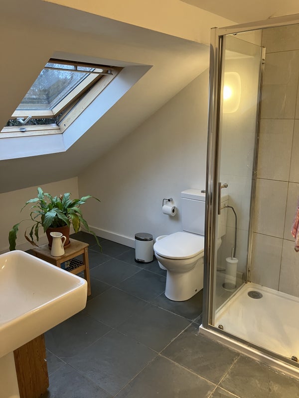 Room Ebury Road in Nottingham