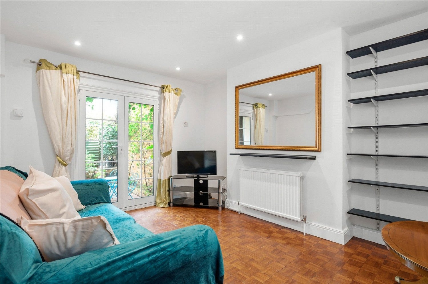 Flat Packington Street in Greater London