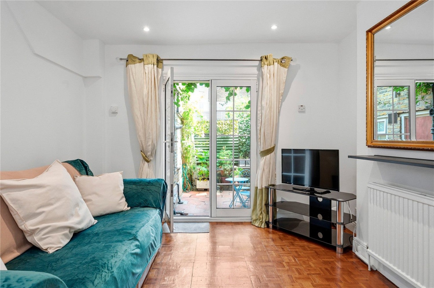 Flat Packington Street in Greater London