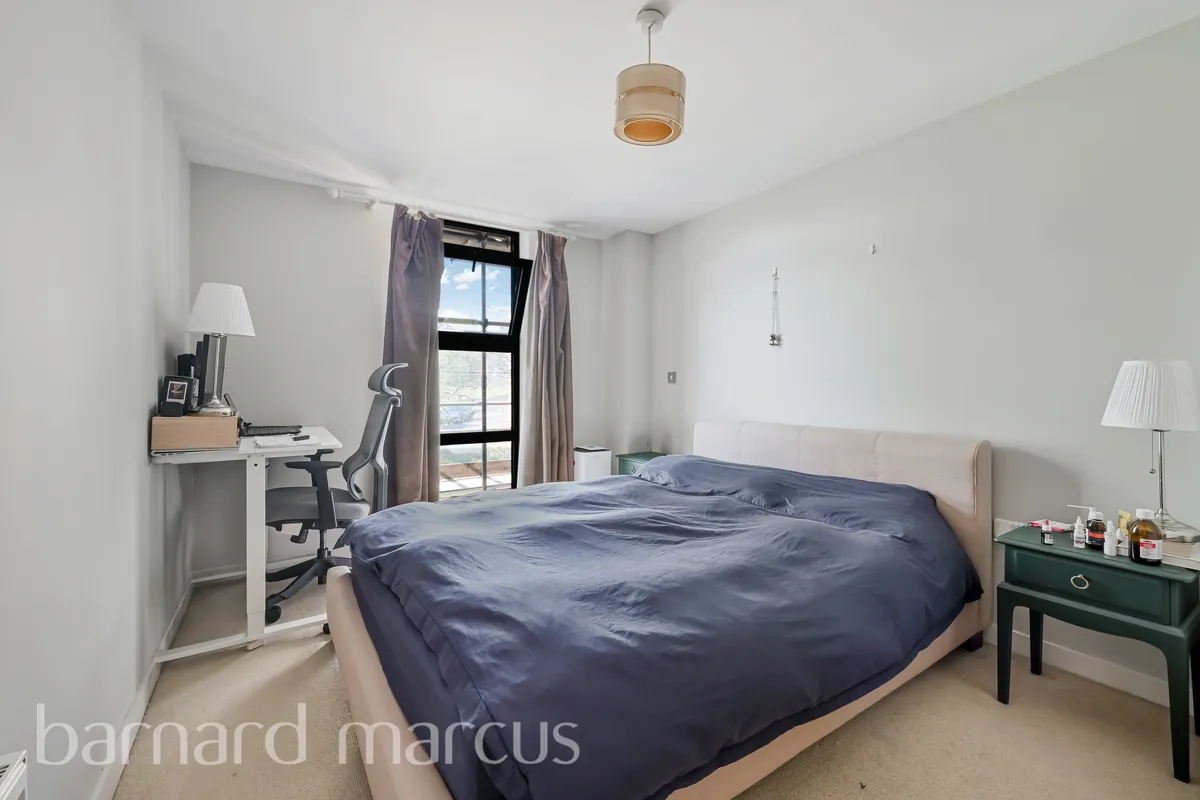 Flat Scott Avenue in Greater London