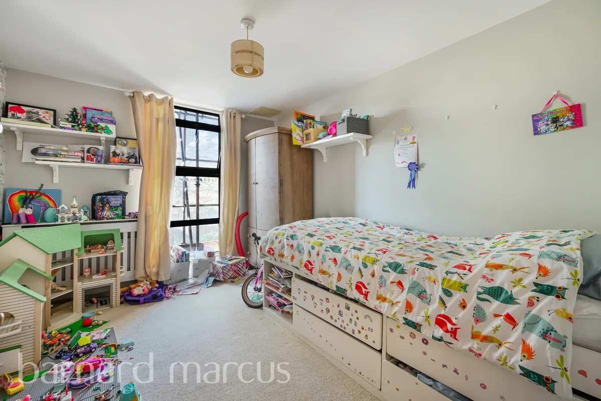 Flat Scott Avenue in Greater London