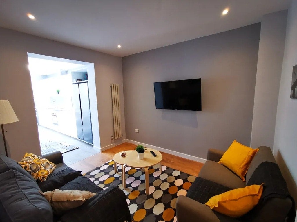 Room Downhills Way in Greater London