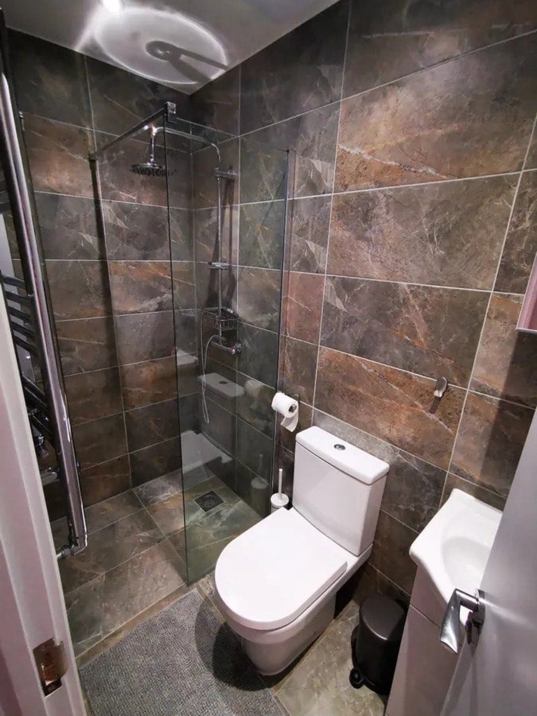 Room Downhills Way in Greater London