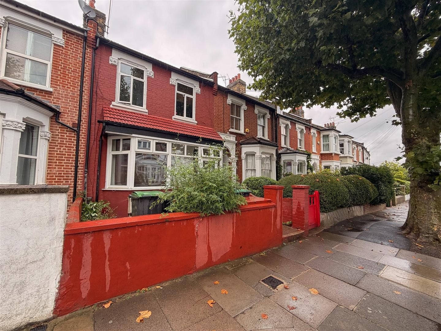 Flat Woodlands Park Road in Greater London