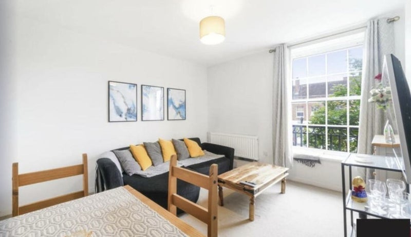 Flat Union Road in Greater London