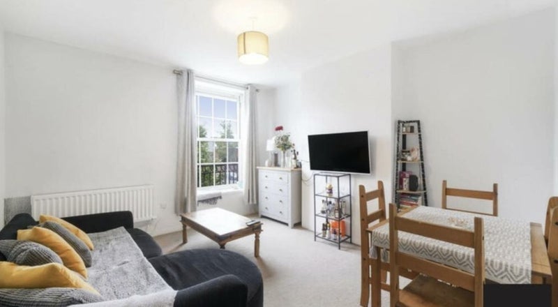 Flat Union Road in Greater London