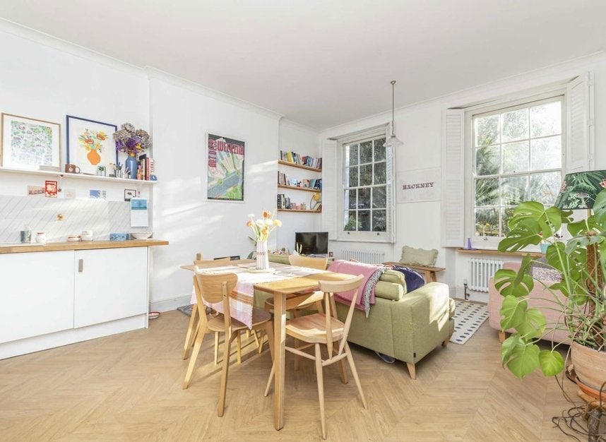 Flat Hackney Road in Greater London