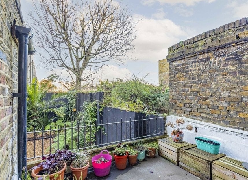 Flat Hackney Road in Greater London