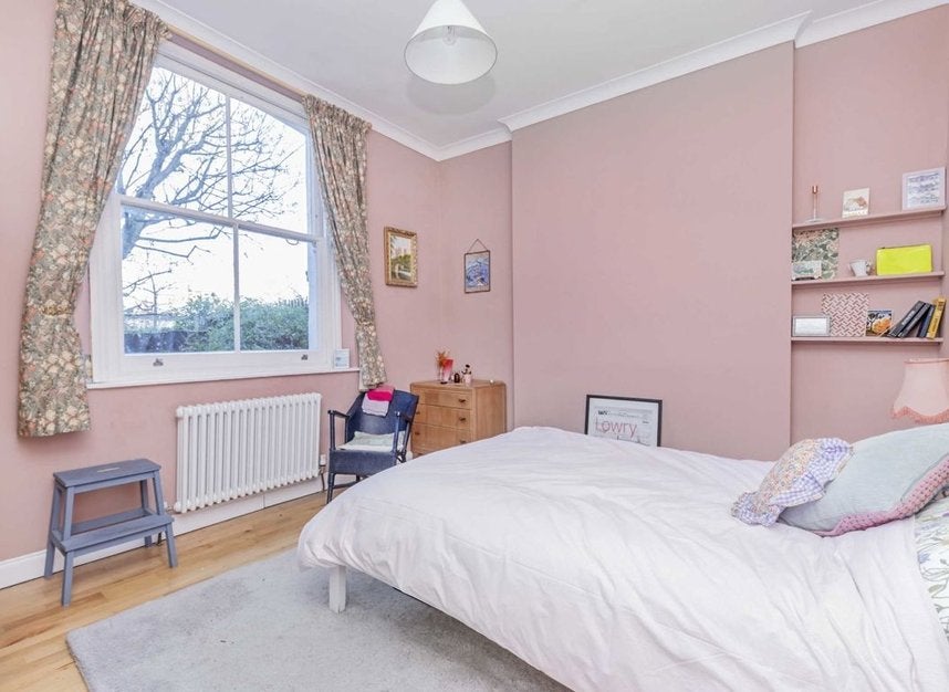 Flat Hackney Road in Greater London