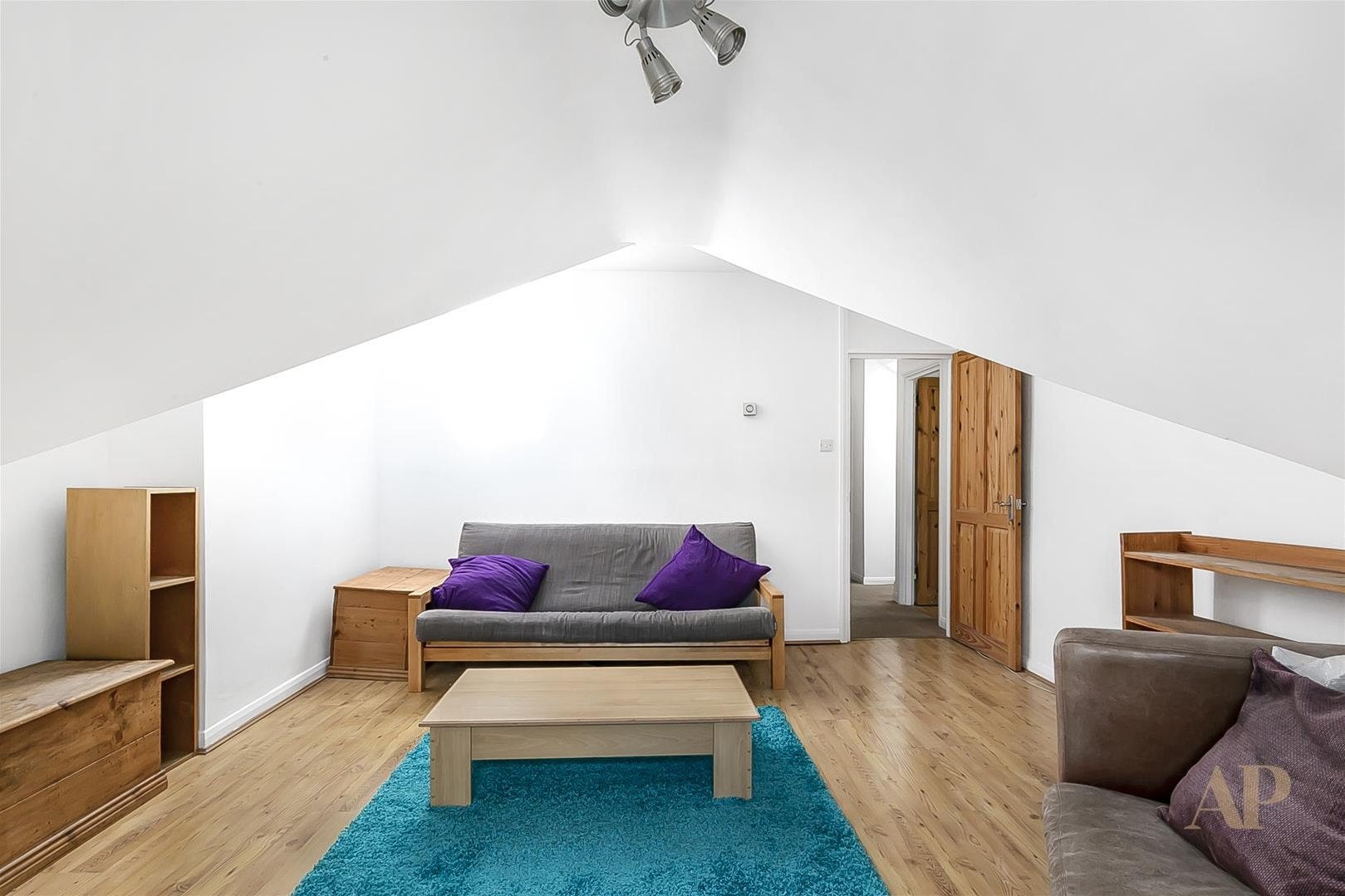 Flat Beaumont Rise in Greater London