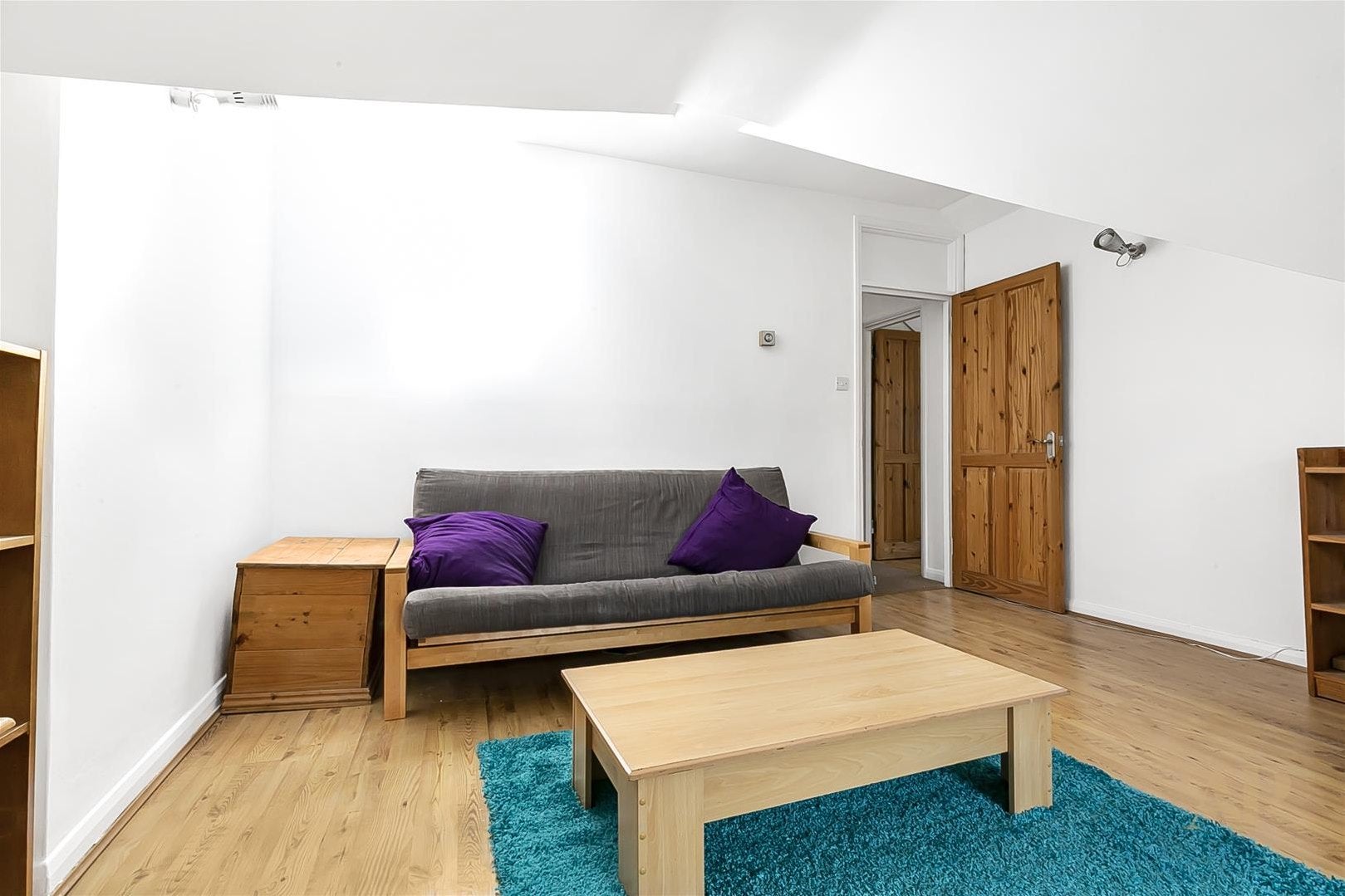 Flat Beaumont Rise in Greater London