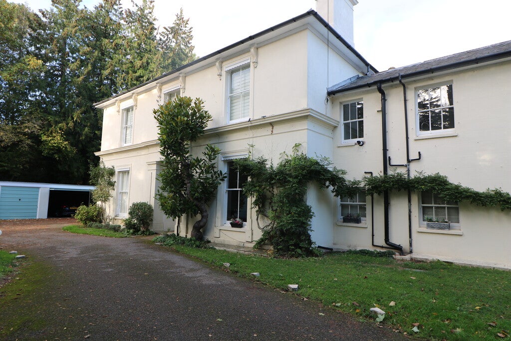 Flat Pixham Lane in Mole Valley