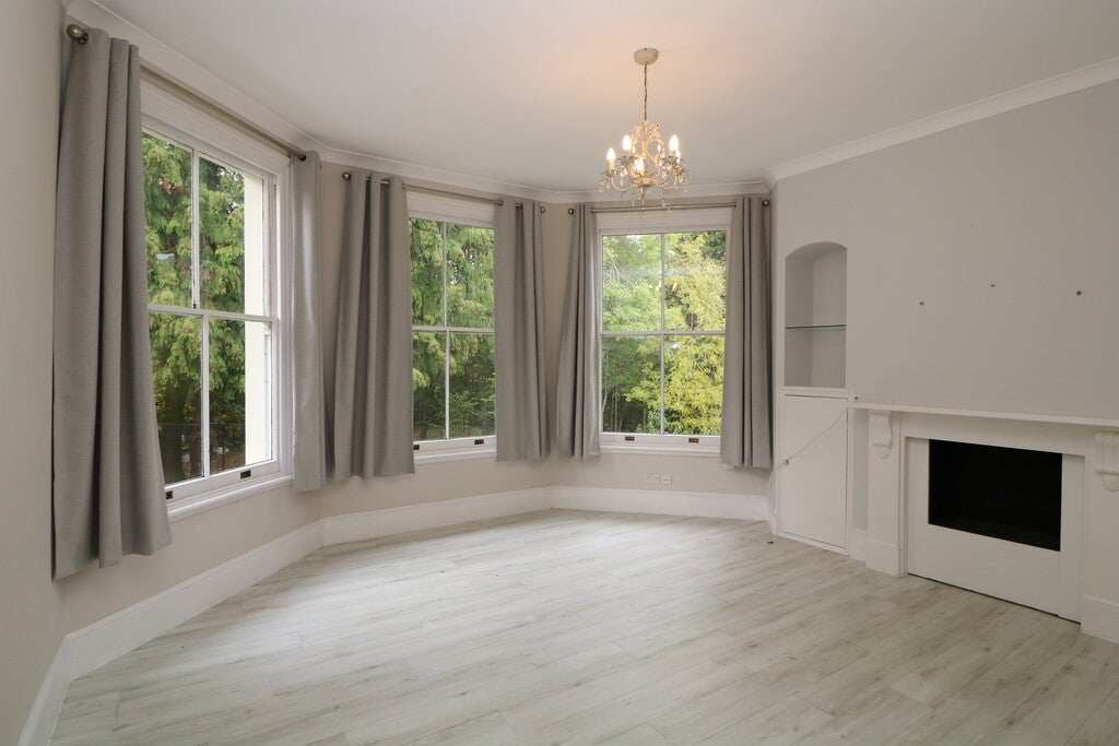 Flat Pixham Lane in Mole Valley