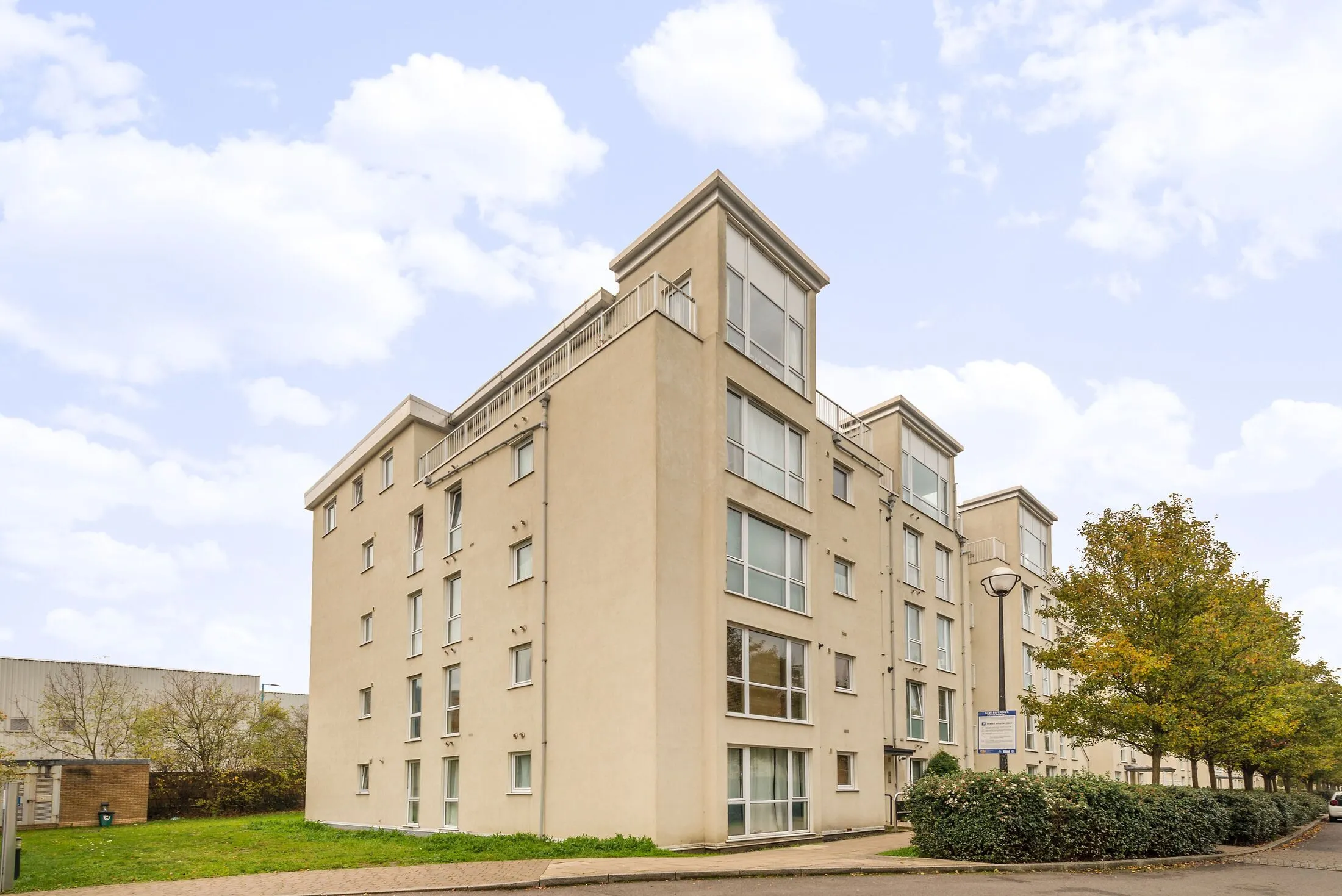 Flat Melliss Avenue in Greater London