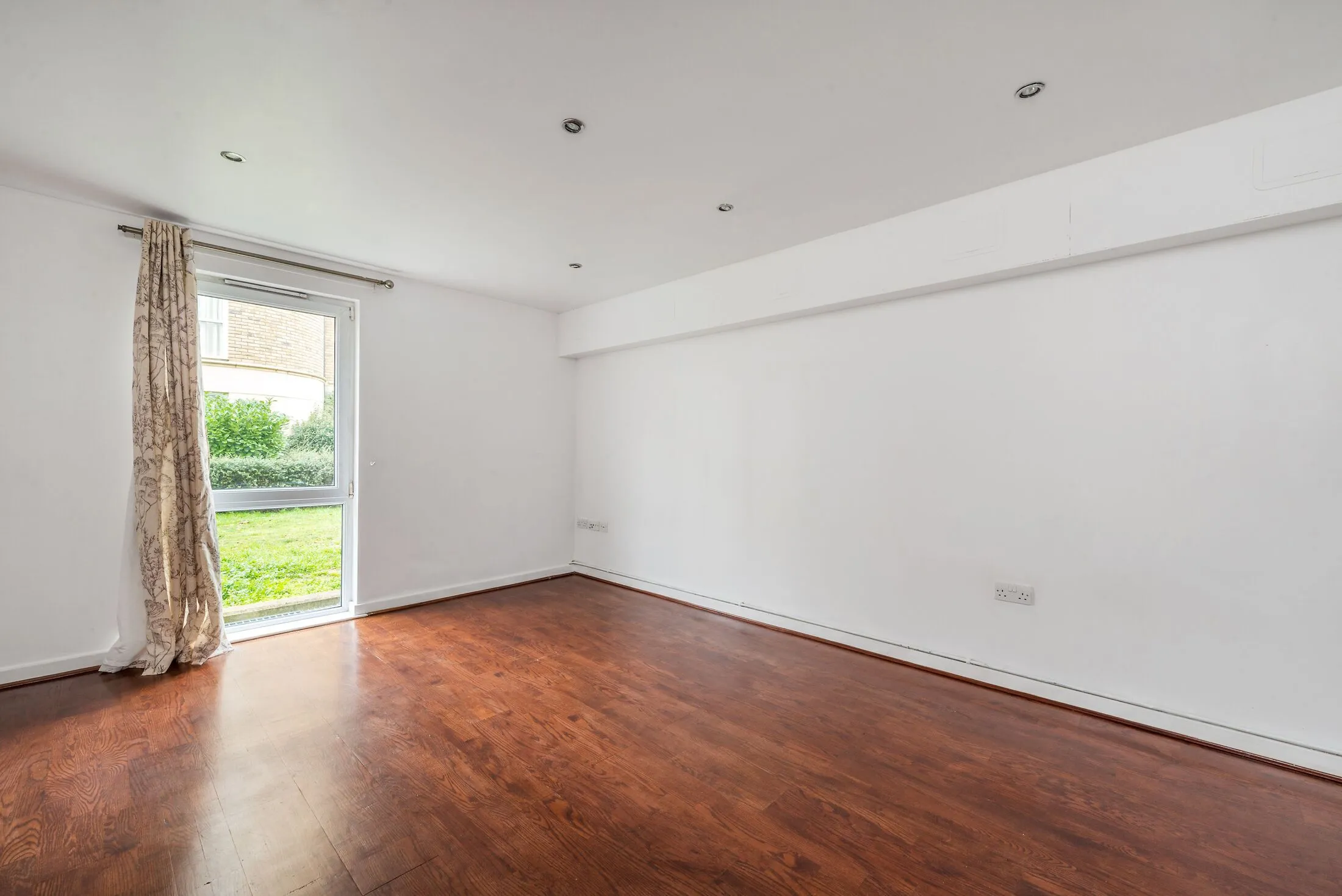 Flat Melliss Avenue in Greater London