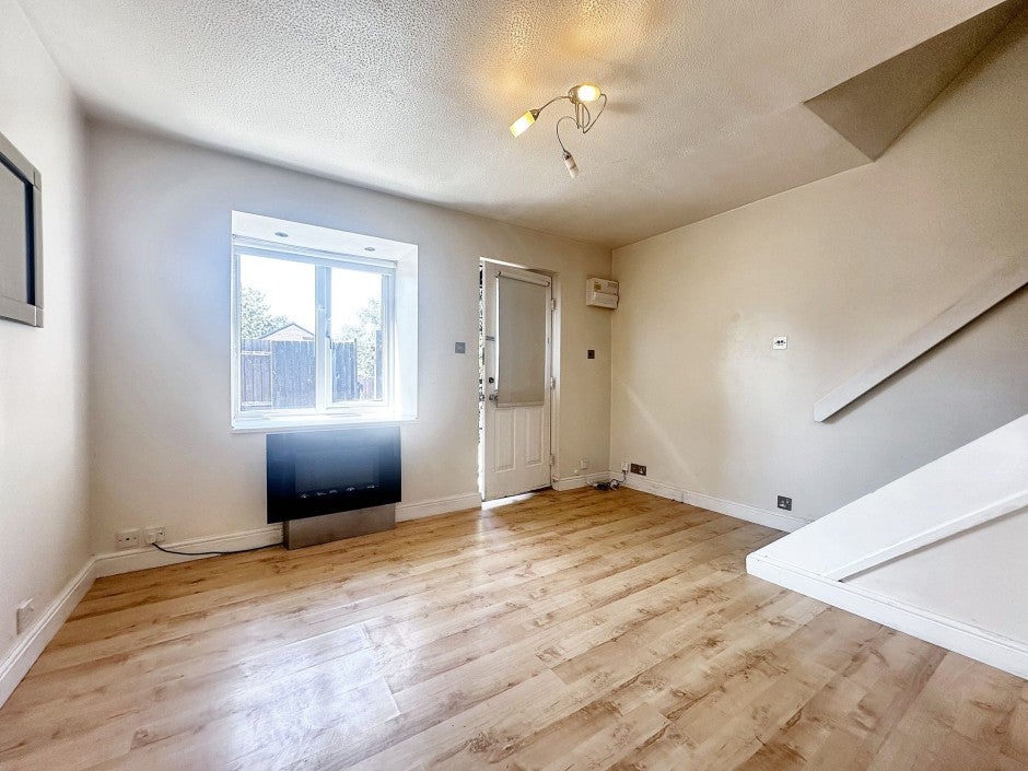Flat Pippins Close in Greater London