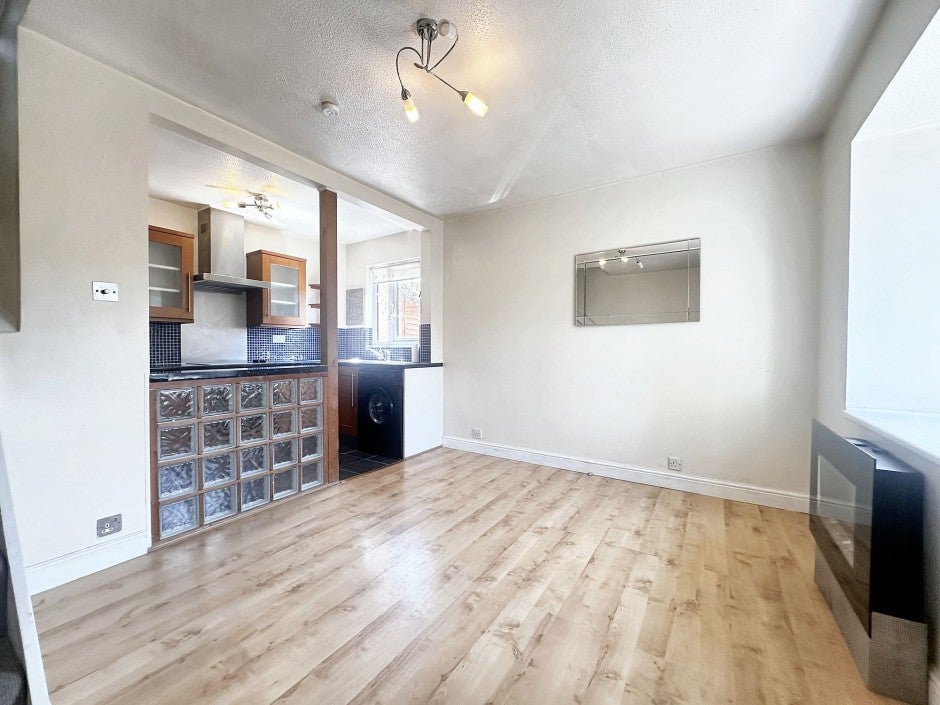 Flat Pippins Close in Greater London