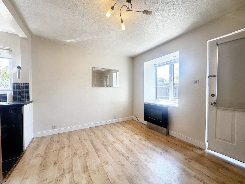 Flat Pippins Close in Greater London