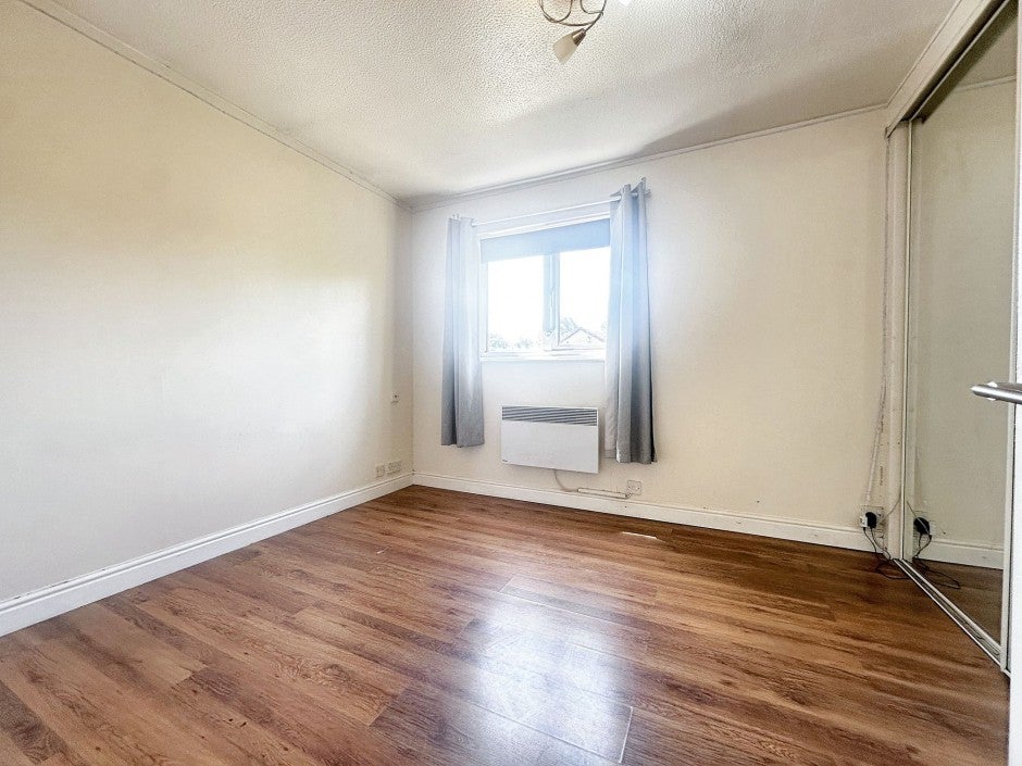 Flat Pippins Close in Greater London