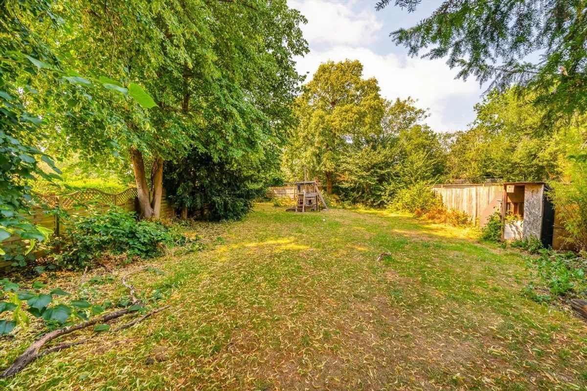 Flat Strawberry Hill Road in Greater London