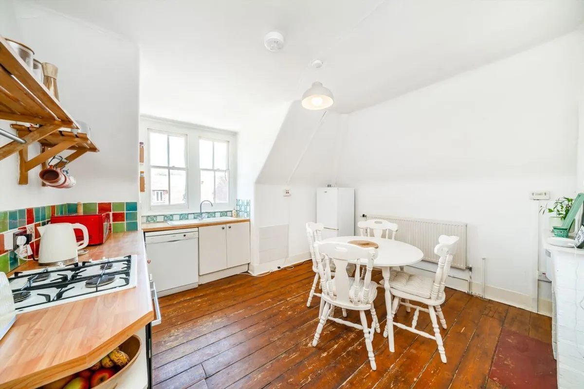 Flat Strawberry Hill Road in Greater London