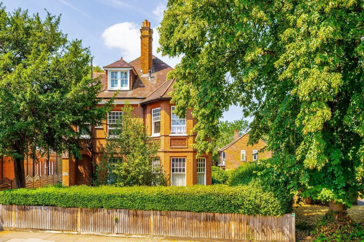 Flat Strawberry Hill Road in Greater London