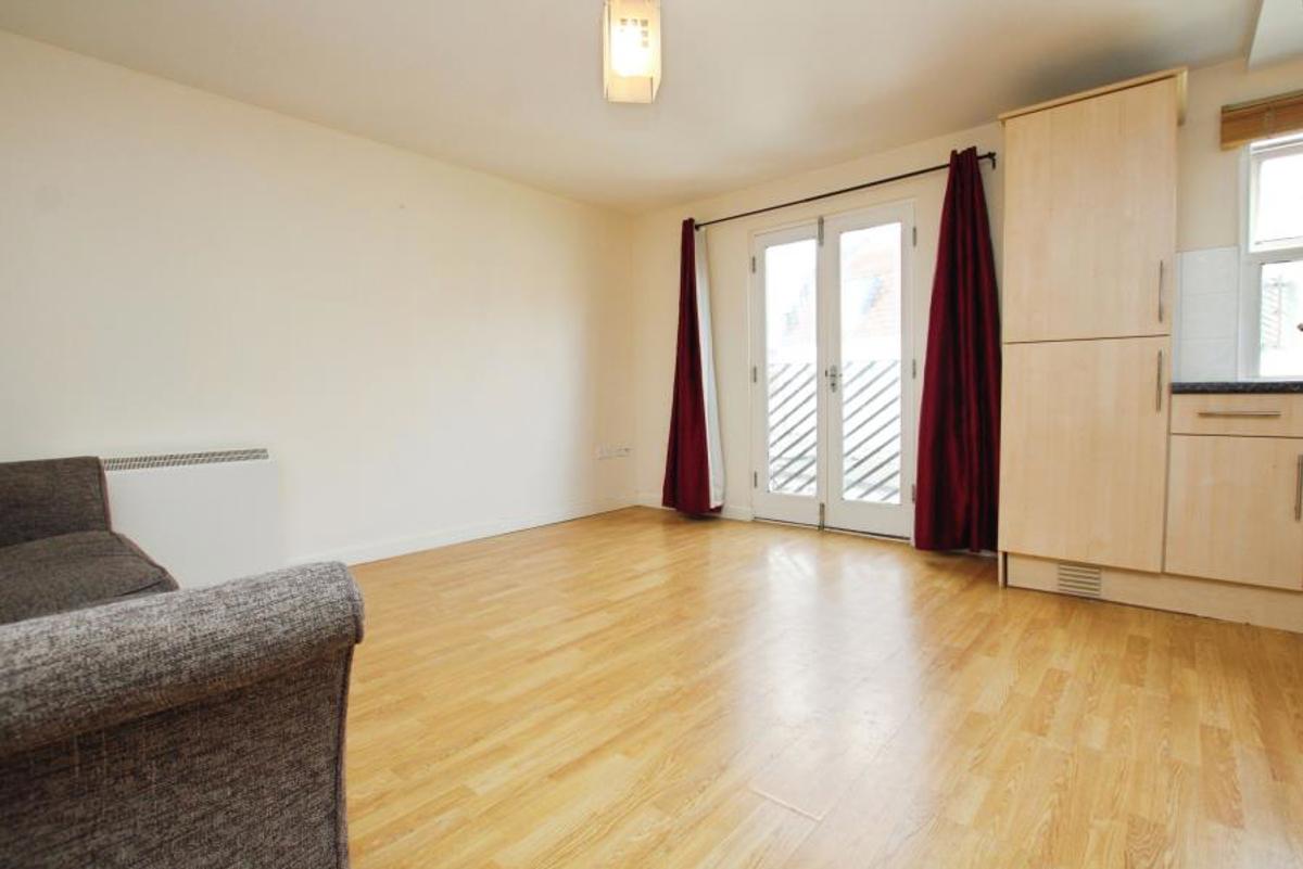 Flat Midland Mews in Bristol