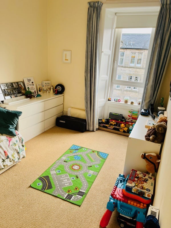 Flat Comely Bank Street in City of Edinburgh