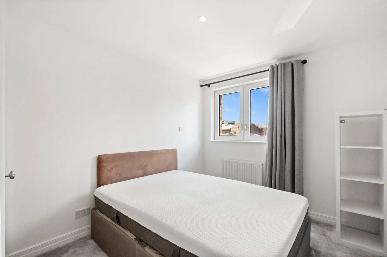 Flat Cinnamon Row in Greater London