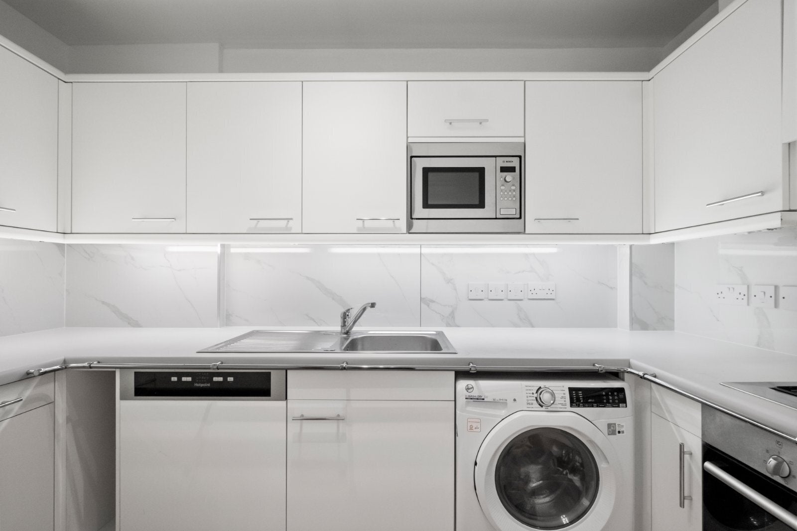 Flat Cinnamon Row in Greater London