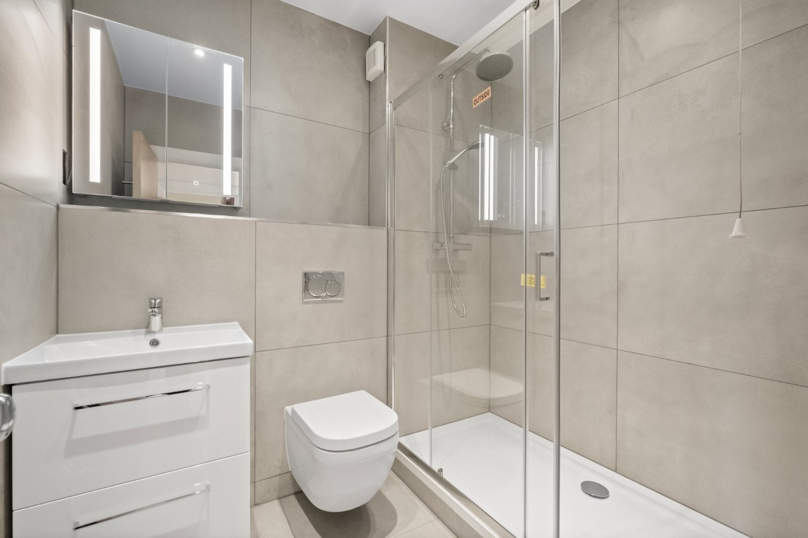 Flat Cinnamon Row in Greater London