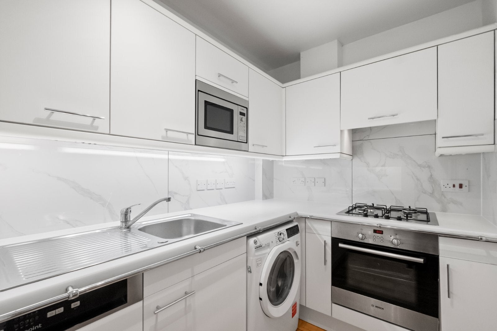 Flat Cinnamon Row in Greater London