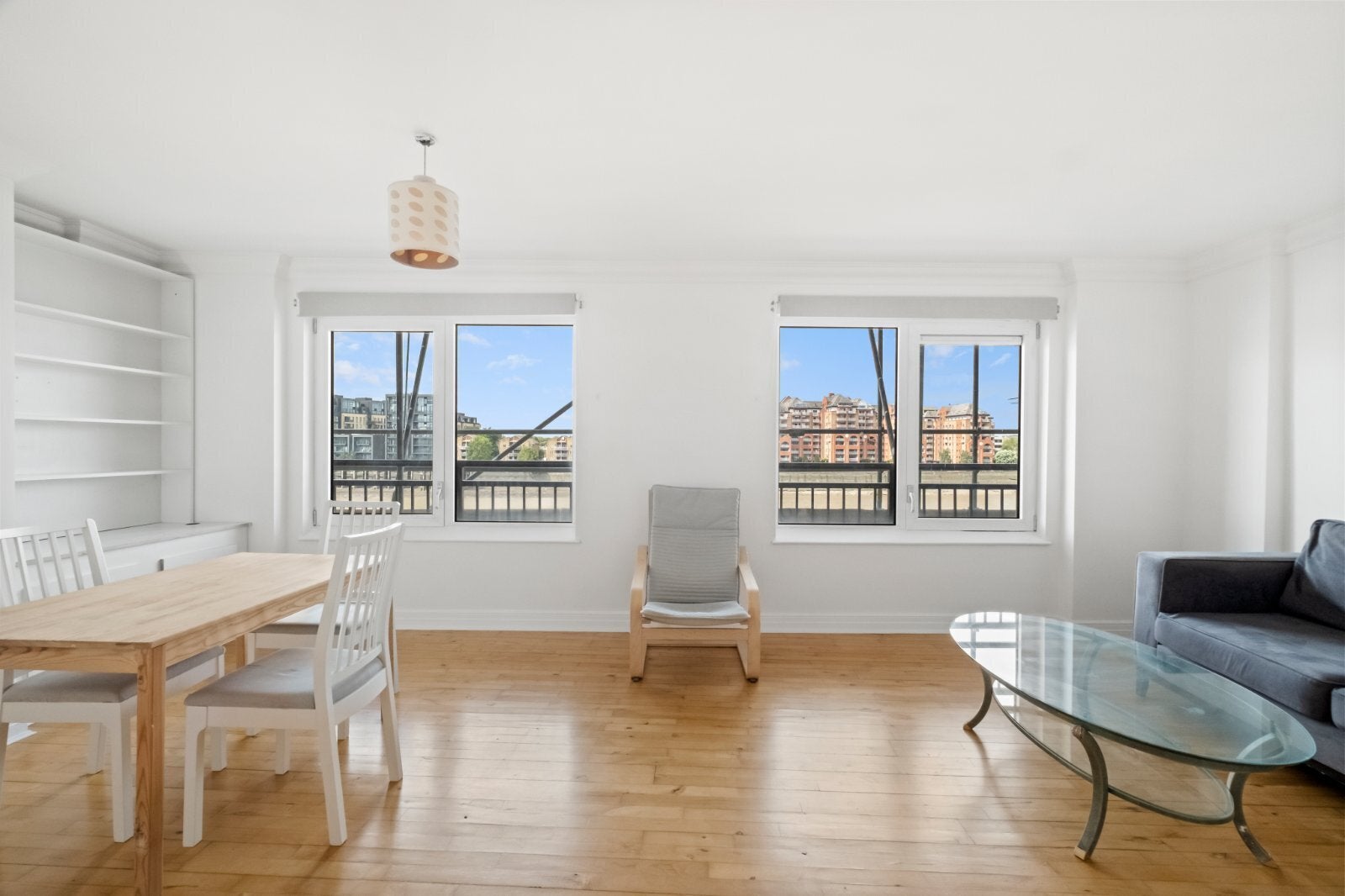 Flat Cinnamon Row in Greater London