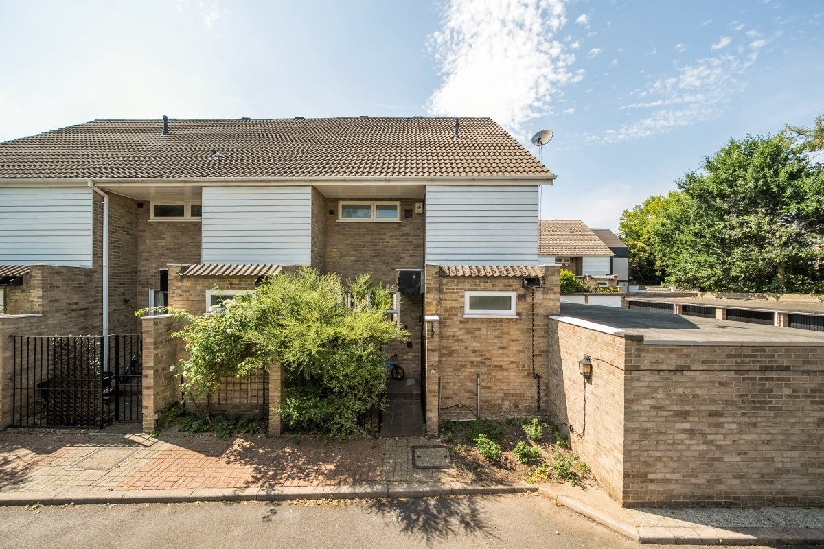 House Tintern Close in Greater London