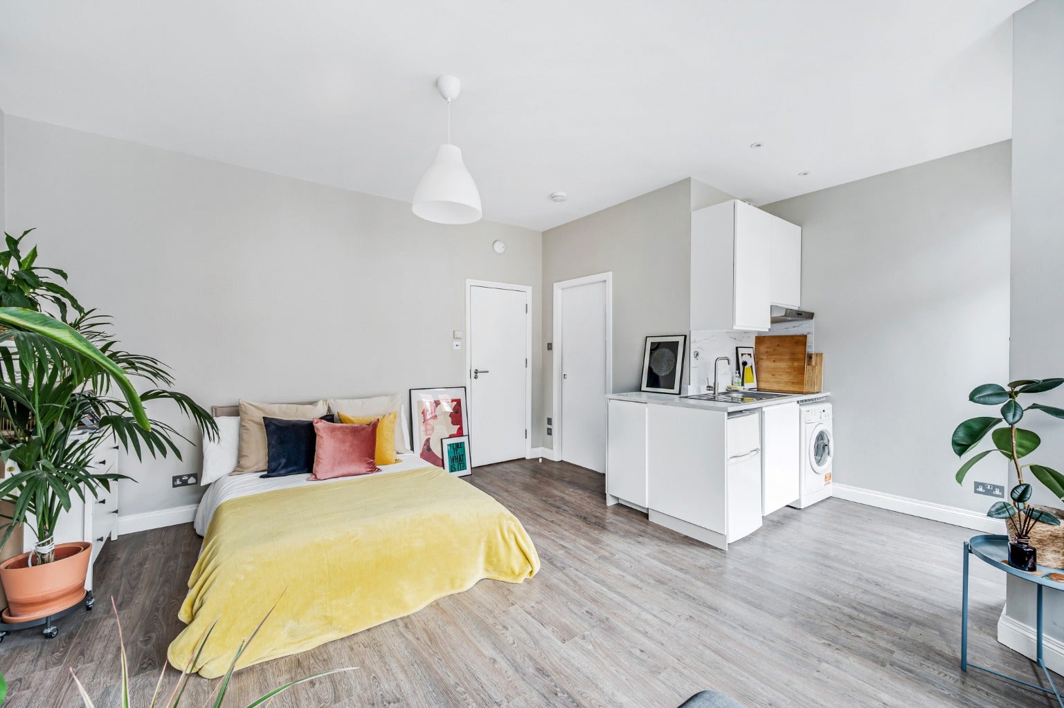 Flat Castletown Road in Greater London