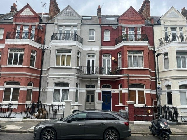 Flat Castletown Road in Greater London