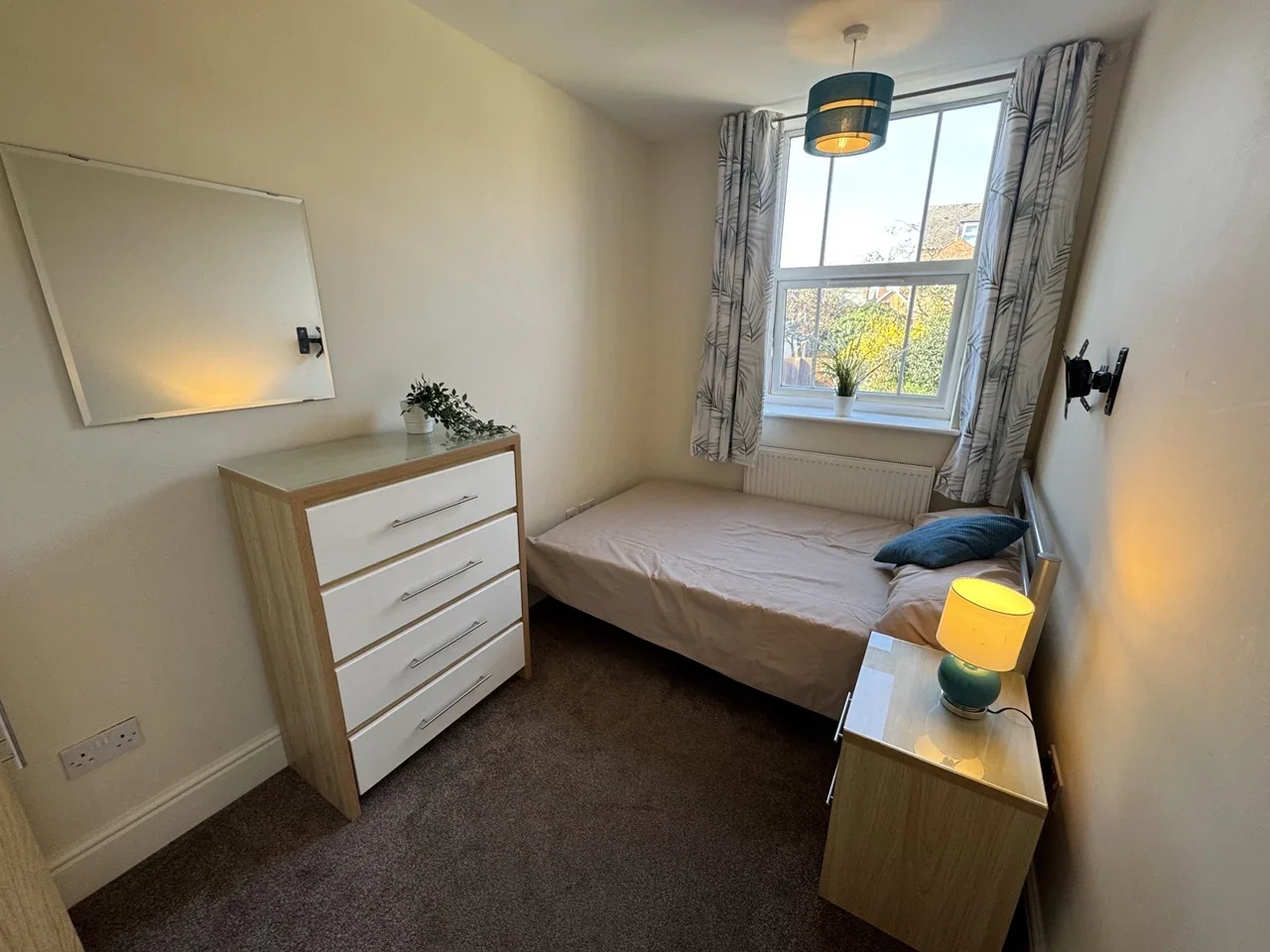 Room Church Drive in Nottingham